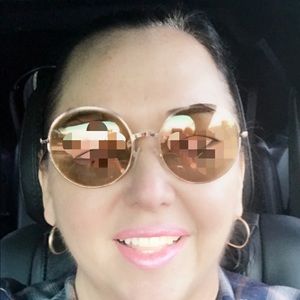 Meet your Posher, Estela